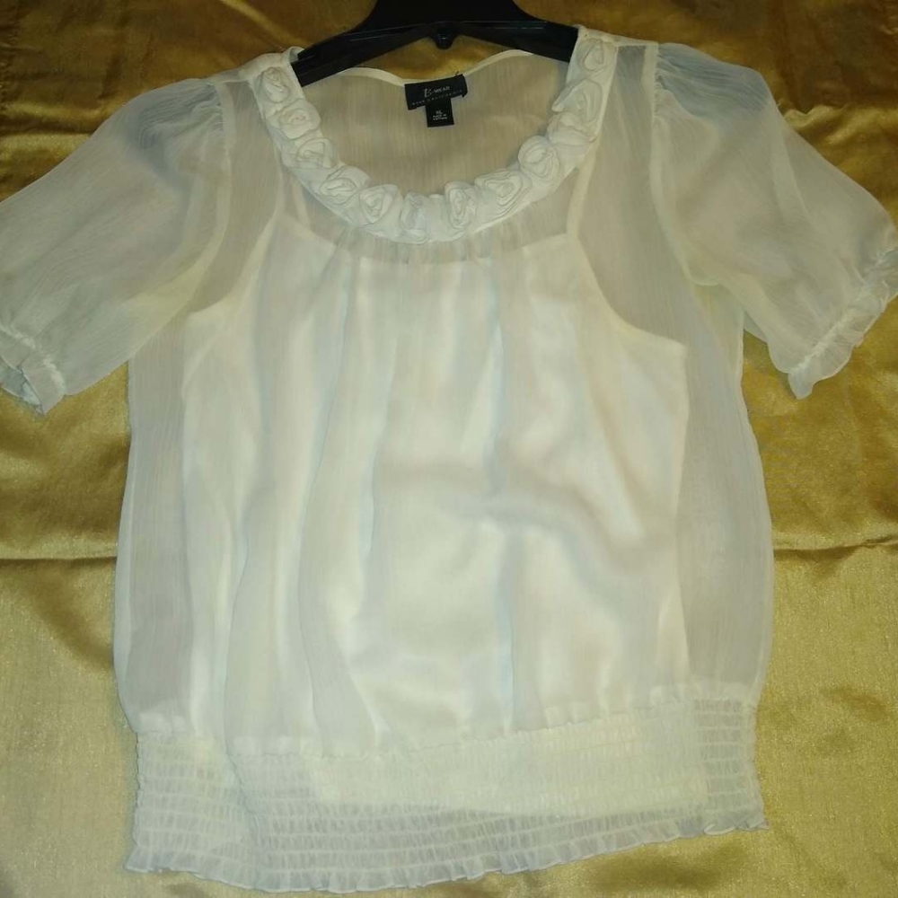 Off white blouse with rose lined çollar